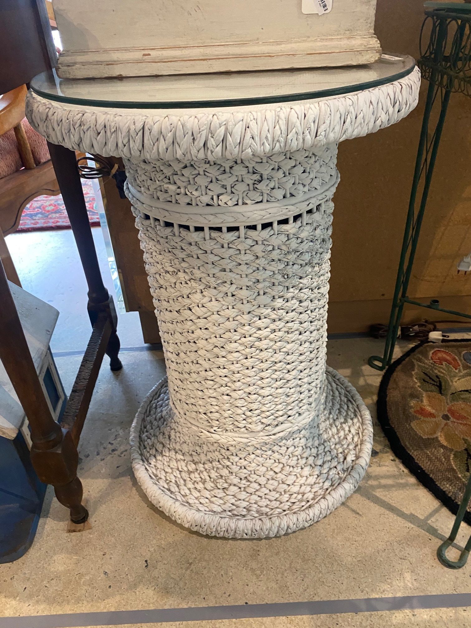 Sg White Wicker Pedestal Table With Glass